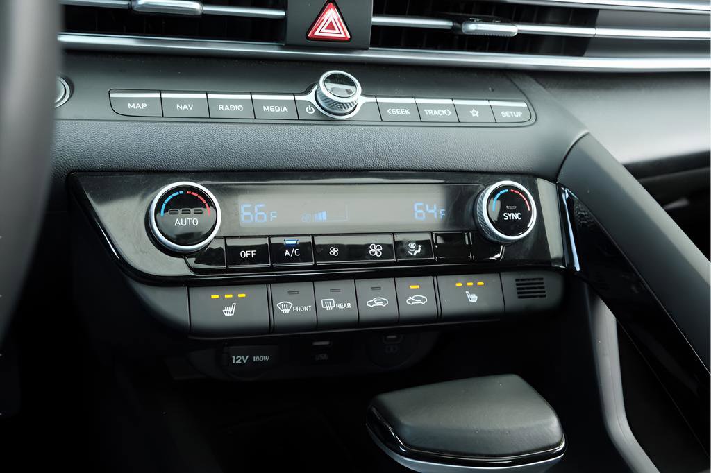 Used 2025 Hyundai Elantra SEL image 16