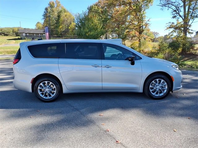 New 2026 Chrysler Pacifica Select image 3