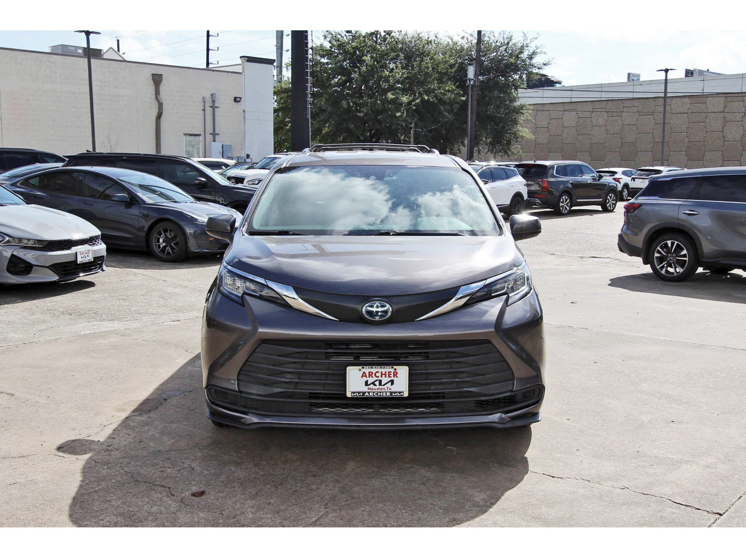 Used 2022 Toyota Sienna LE FWD image 2