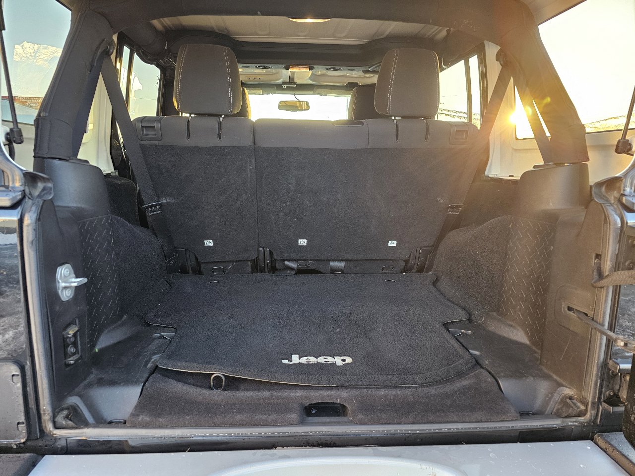 Used 2015 Jeep Wrangler Unlimited Sahara w/ Connectivity Group image 25