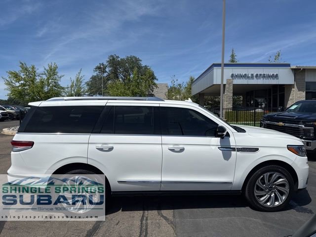 Used 2023 Lincoln Navigator Reserve image 3