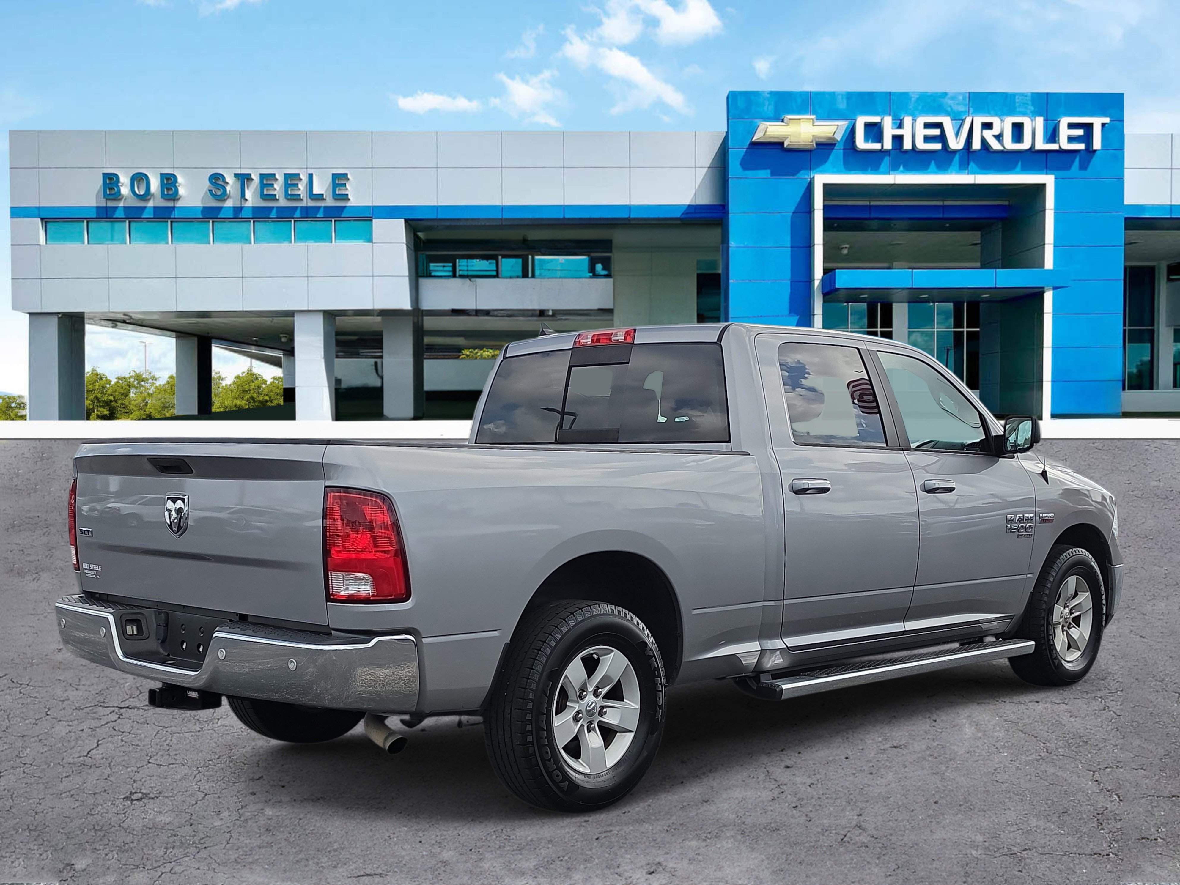 Used 2020 RAM 1500 Classic SLT w/ Luxury Group RWD image 4