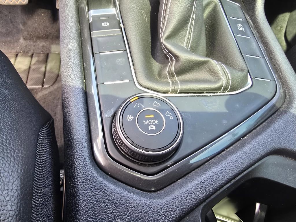 Used 2022 Volkswagen Tiguan SE w/ Panoramic Sunroof Package image 17