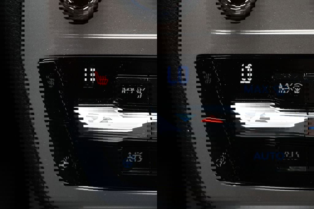 Used 2021 Ford Explorer XLT w/ Equipment Group 202A image 23