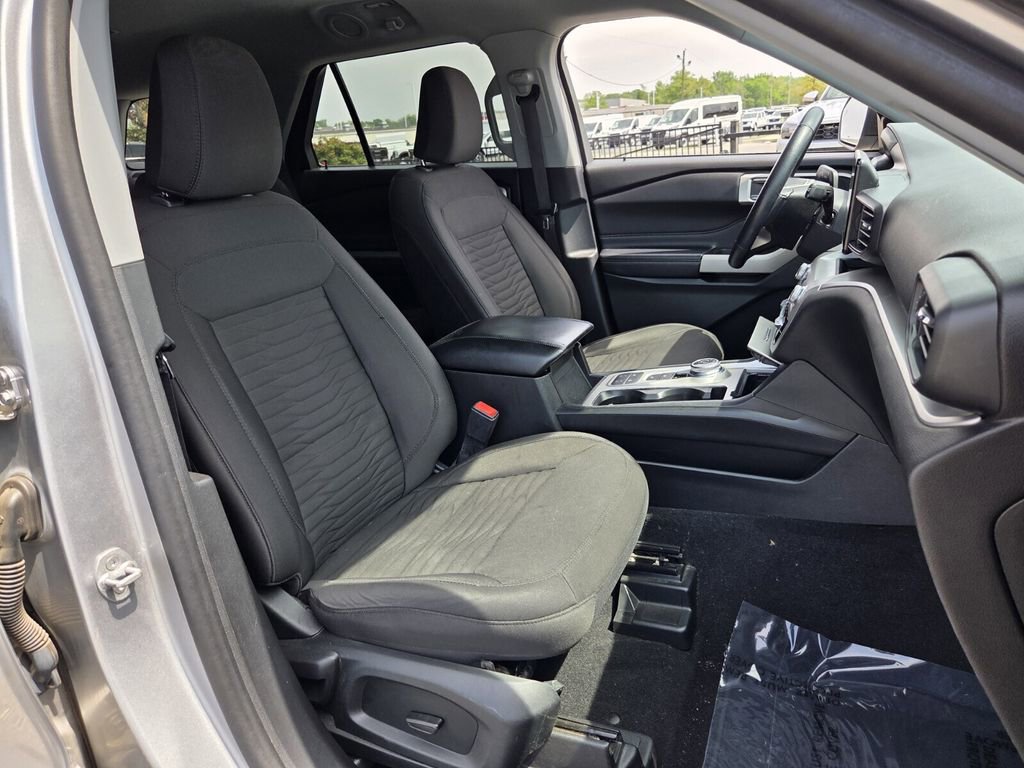 Used 2021 Ford Explorer XLT image 16