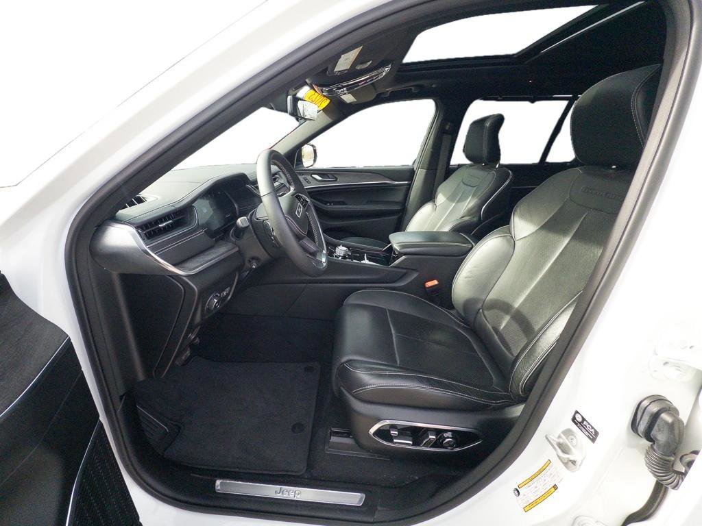 Used 2023 Jeep Grand Cherokee Overland w/ Luxury Tech Group IV image 12