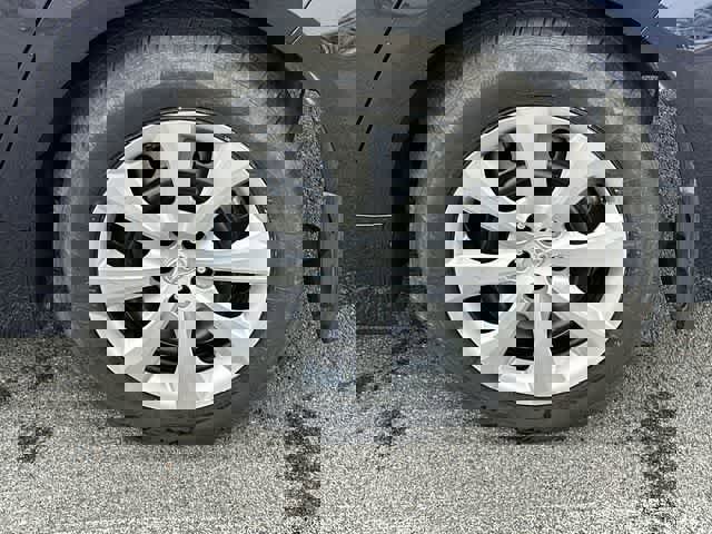 Used 2025 Toyota Corolla LE image 5