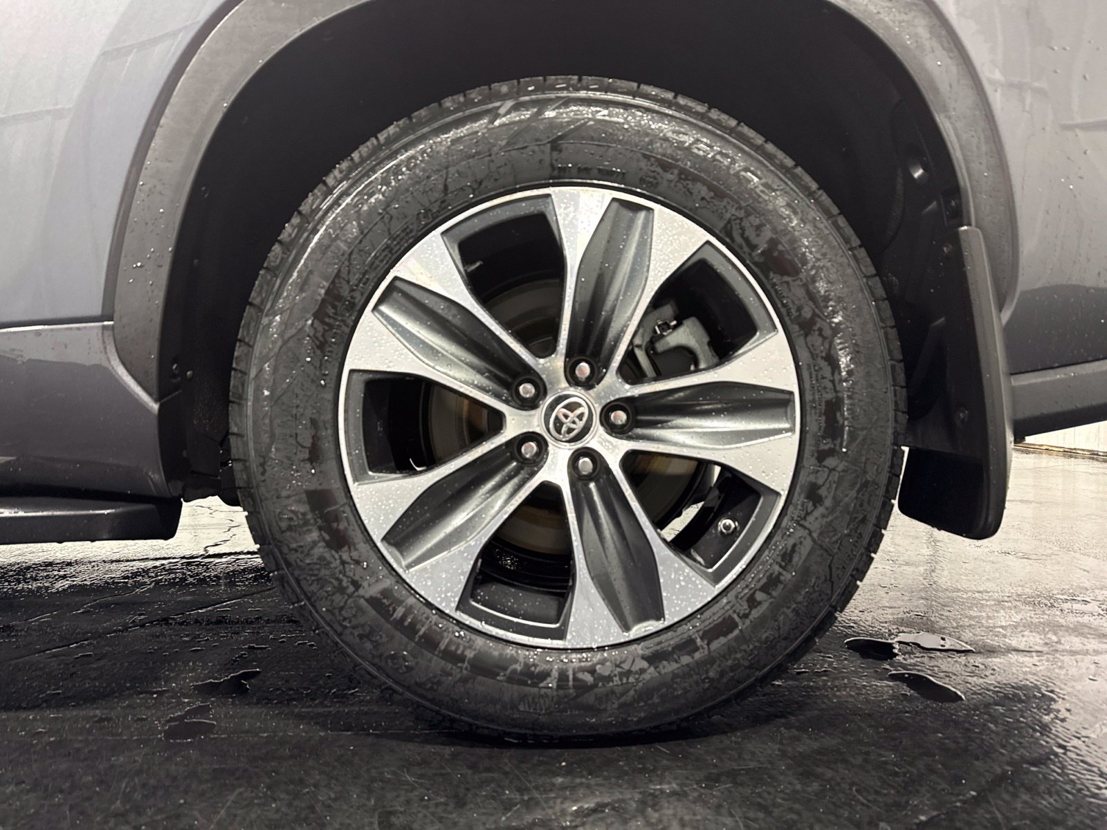 Used 2020 Toyota Highlander XLE AWD/4WD image 10