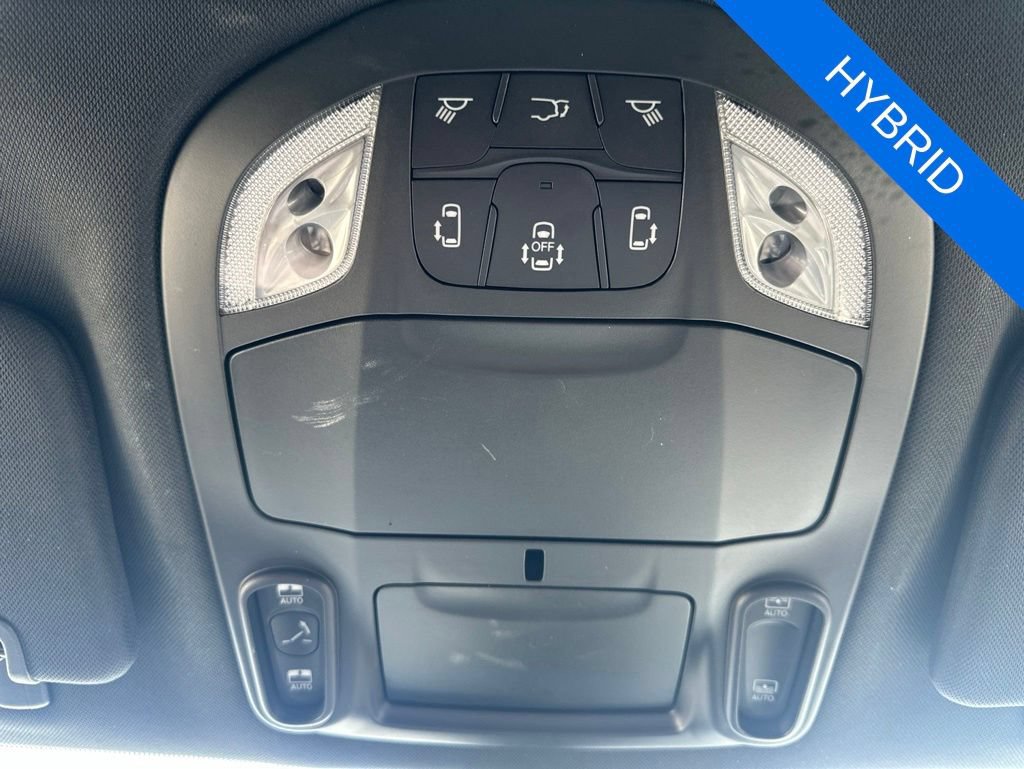 Used 2024 Chrysler Pacifica Premium FWD image 23