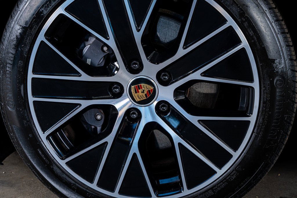 Used 2021 Porsche Taycan image 10