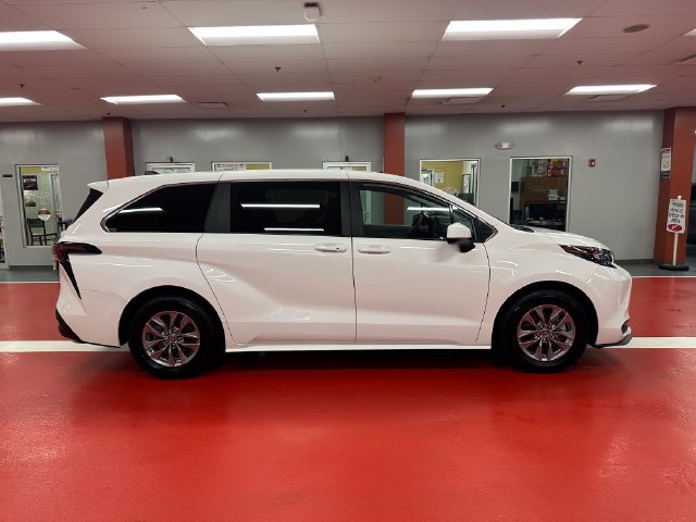 Certified 2025 Toyota Sienna LE FWD image 3
