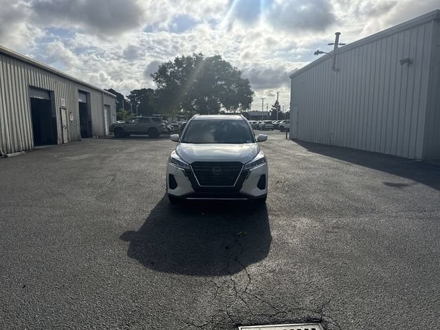 Used 2023 Nissan Kicks SV FWD image 2