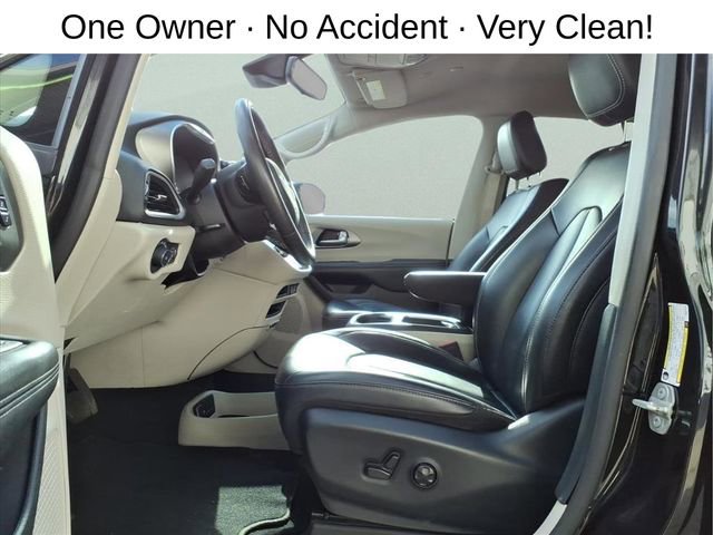 Used 2023 Chrysler Pacifica Touring-L FWD image 13