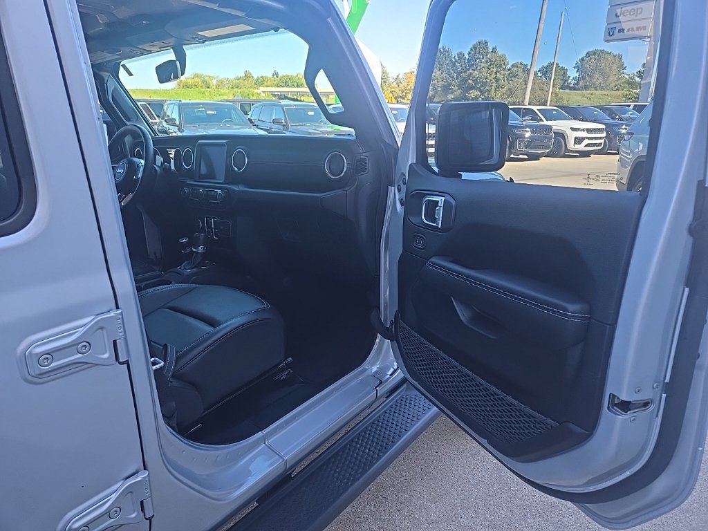 Used 2023 Jeep Wrangler Unlimited Sahara w/ Cold Weather Group AWD/4WD image 26