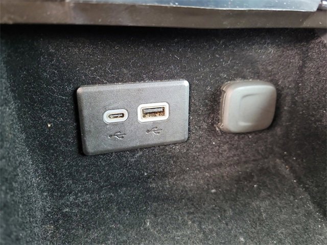 Used 2025 Cadillac XT4 Premium Luxury image 24