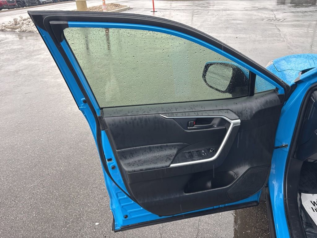 Used 2020 Toyota RAV4 LE image 19