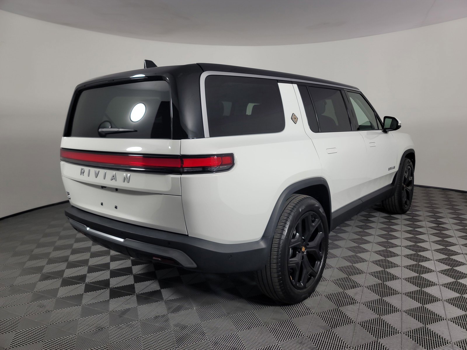 Used 2024 Rivian R1S Adventure AWD/4WD image 5