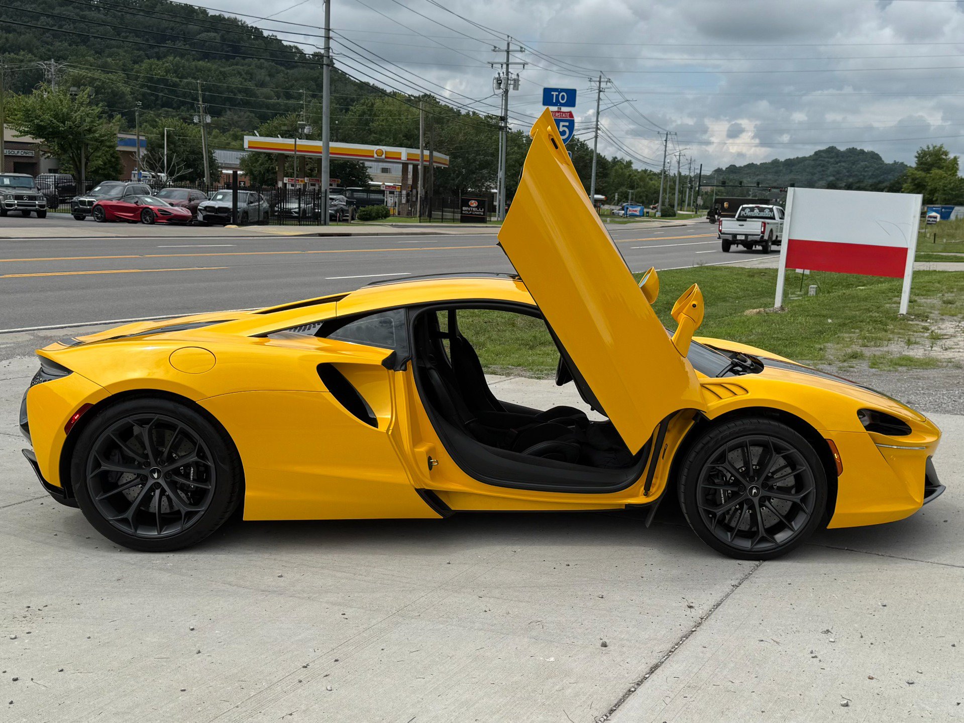 Used 2024 McLaren Artura RWD image 8