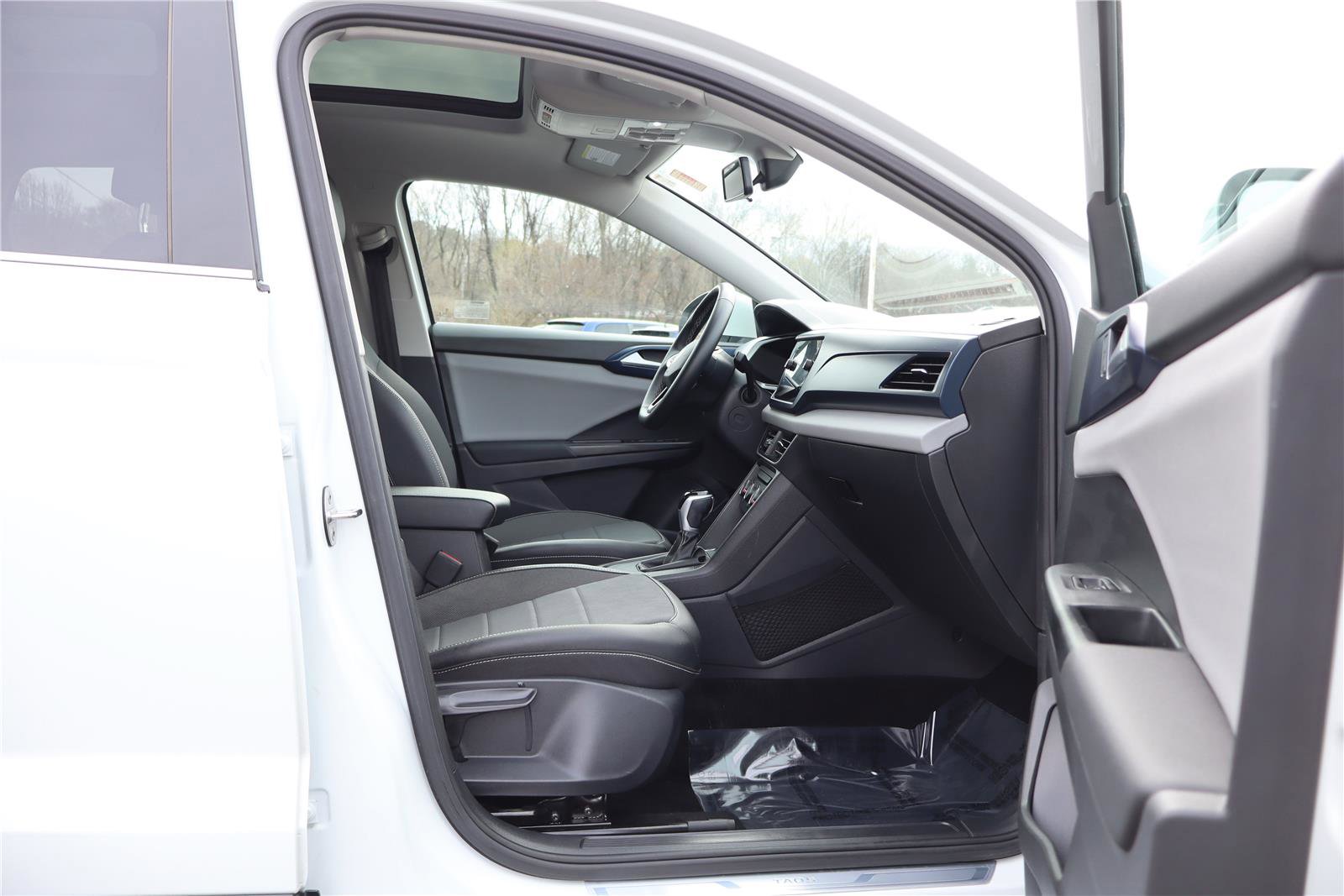 Certified 2022 Volkswagen Taos SE image 26