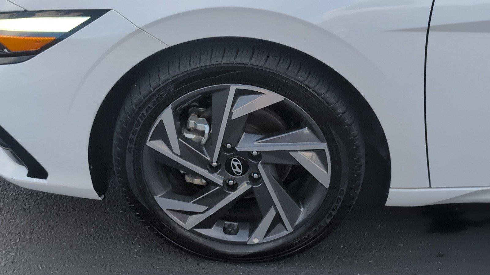 Used 2024 Hyundai Elantra Limited FWD image 11