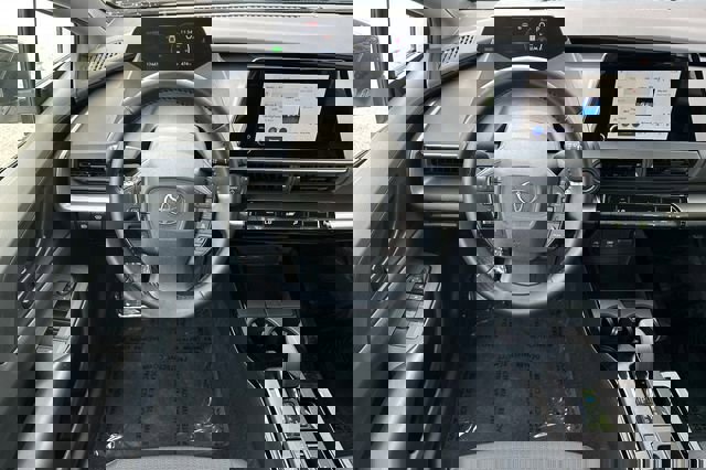 Used 2025 Toyota Prius LE FWD image 16