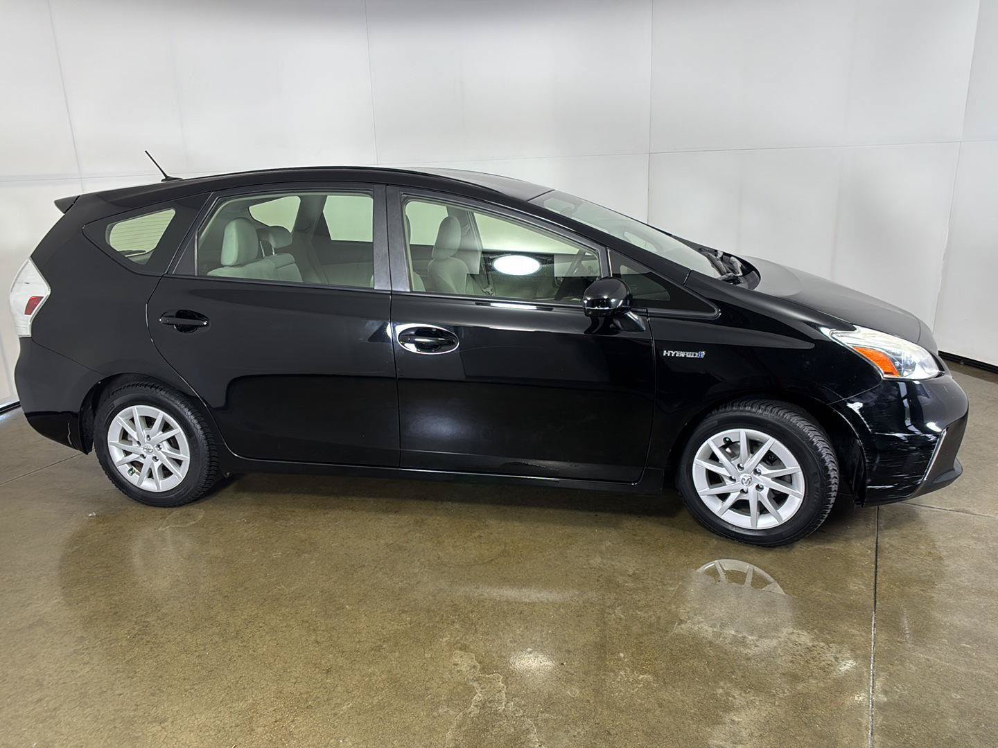 Used 2014 Toyota Prius V Three FWD image 9