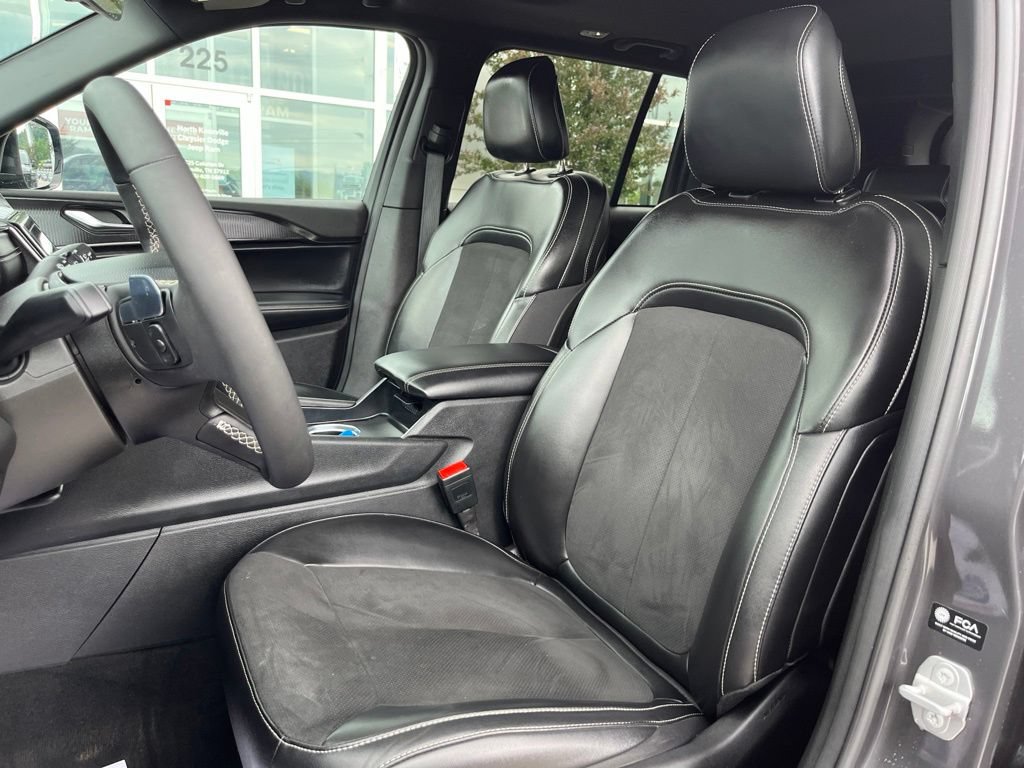 Used 2025 Jeep Grand Cherokee Altitude AWD/4WD image 5