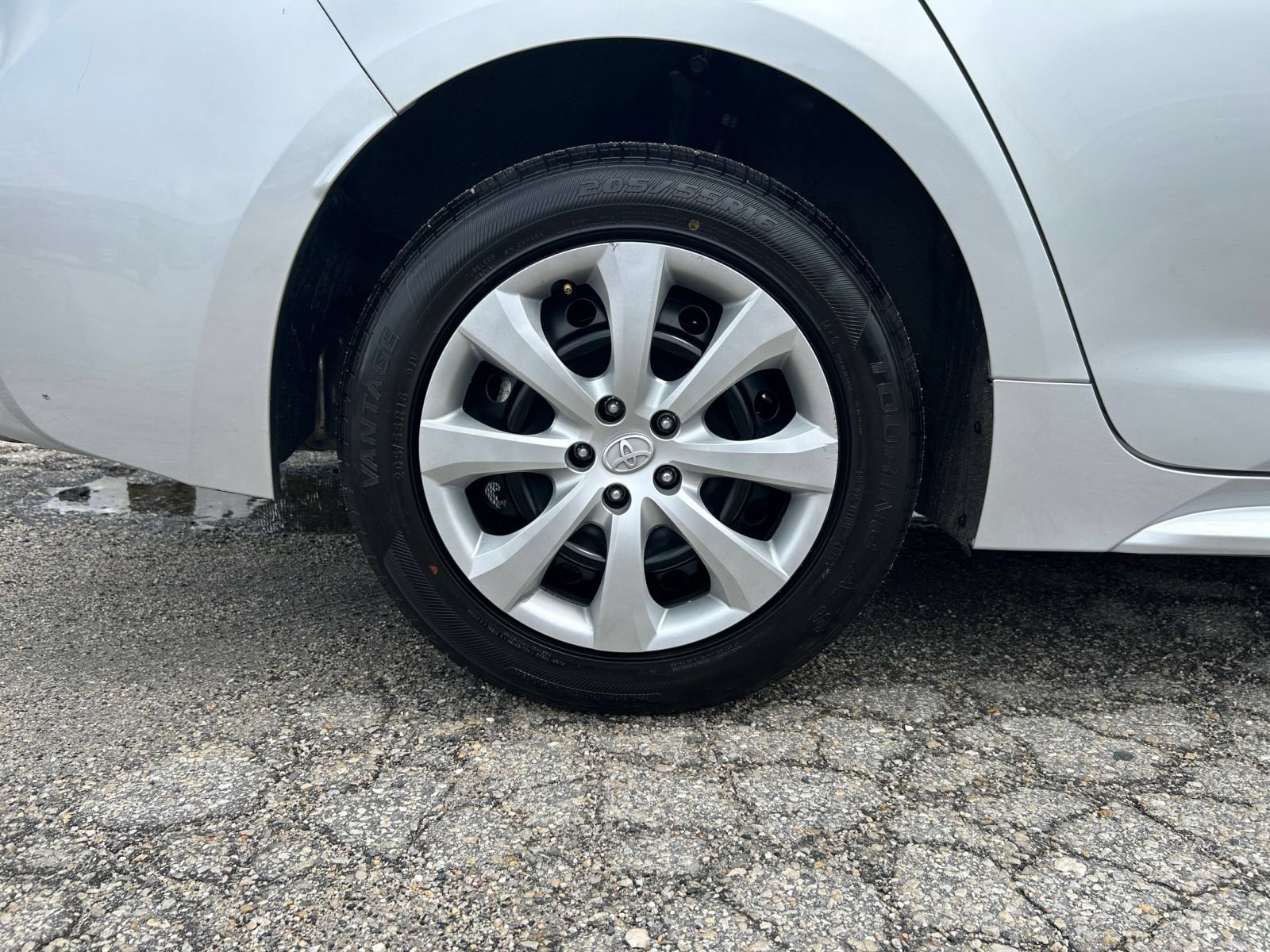 Used 2025 Toyota Corolla LE FWD image 24