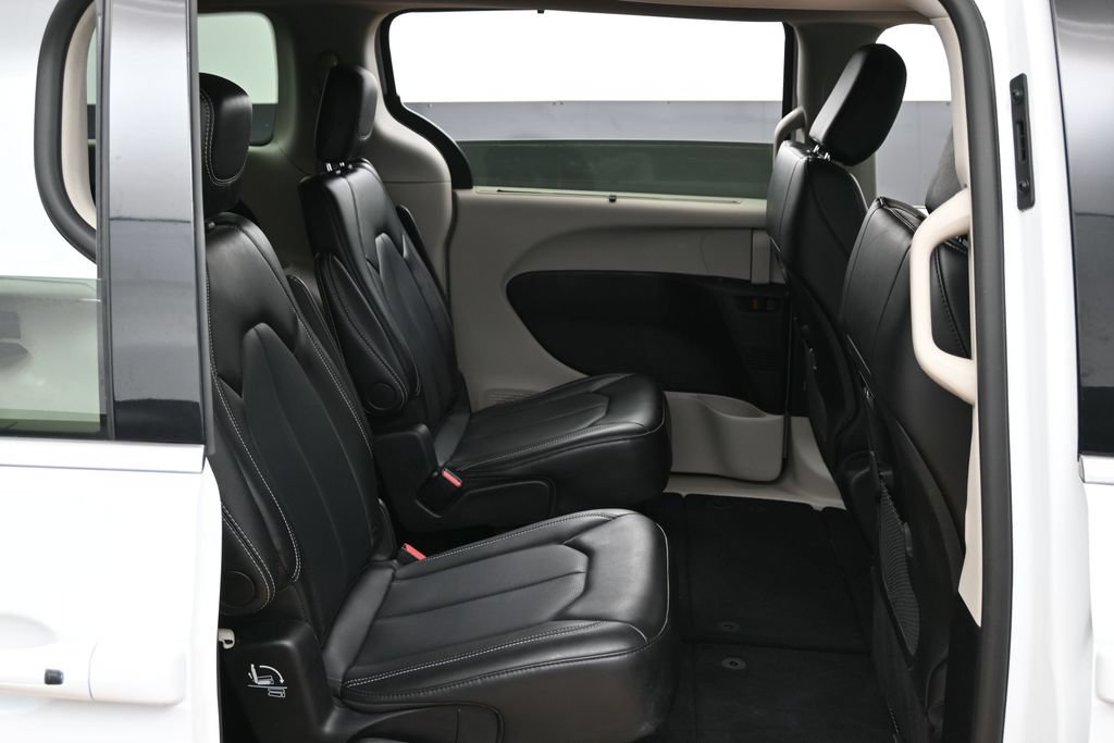 Used 2024 Chrysler Pacifica Touring-L FWD image 33
