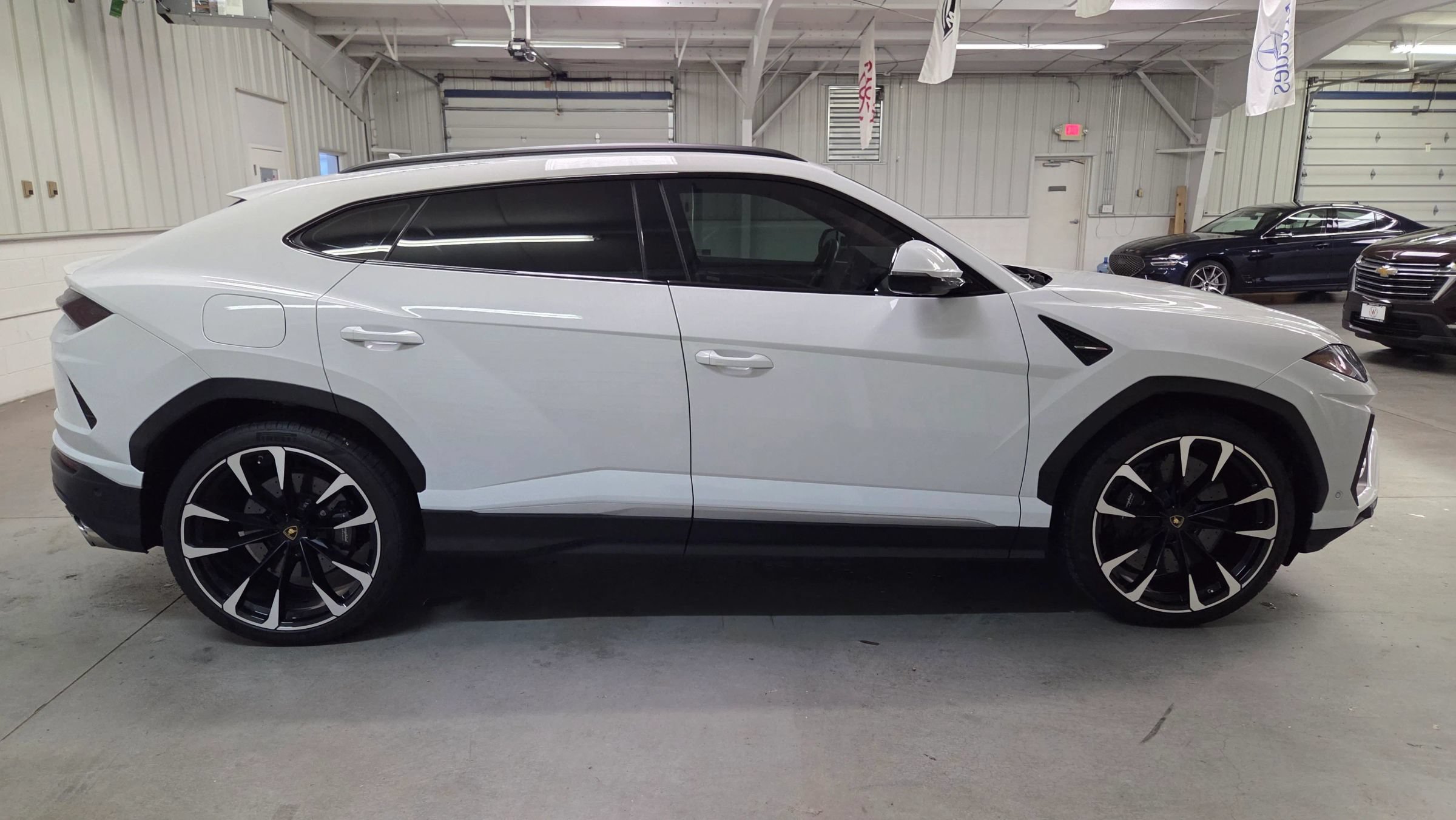 Used 2020 Lamborghini Urus AWD/4WD image 9