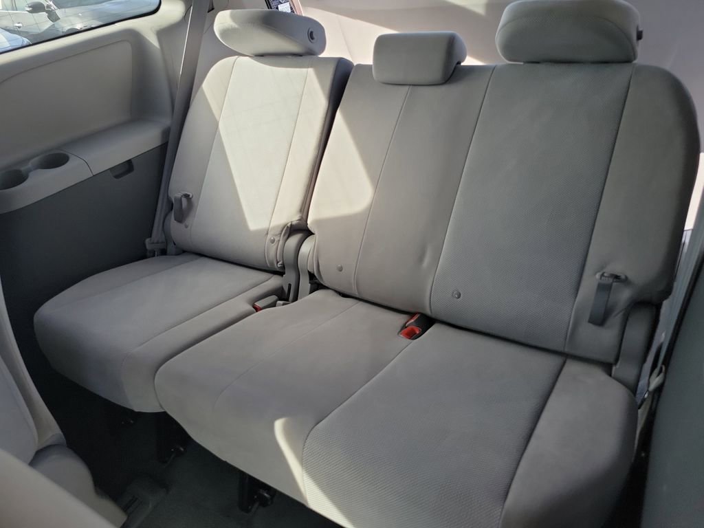 Used 2020 Toyota Sienna L w/ Carpet Mat Package image 21