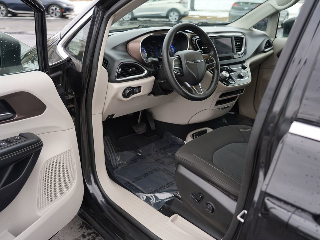Used 2020 Chrysler Voyager LX FWD image 13