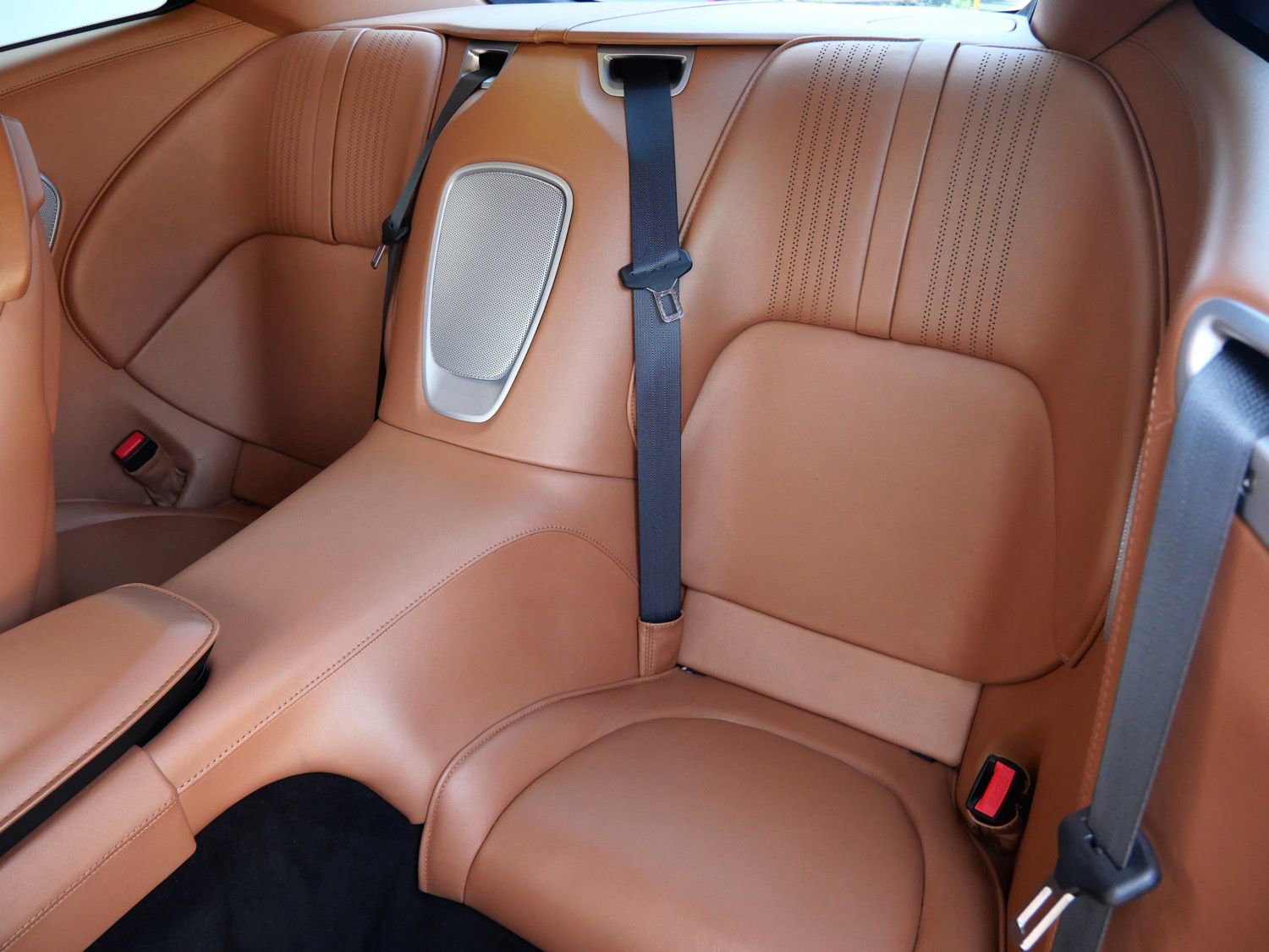 Used 2020 Aston Martin DB11 Coupe image 22