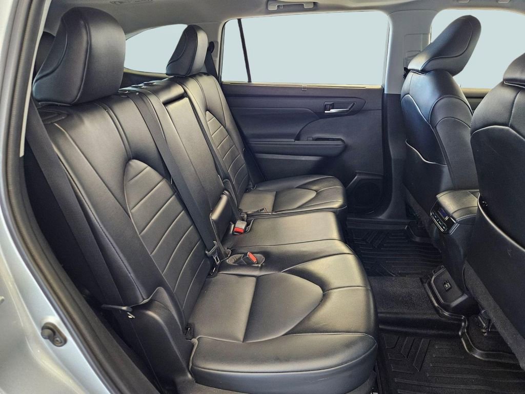 Used 2022 Toyota Highlander XLE AWD/4WD image 28