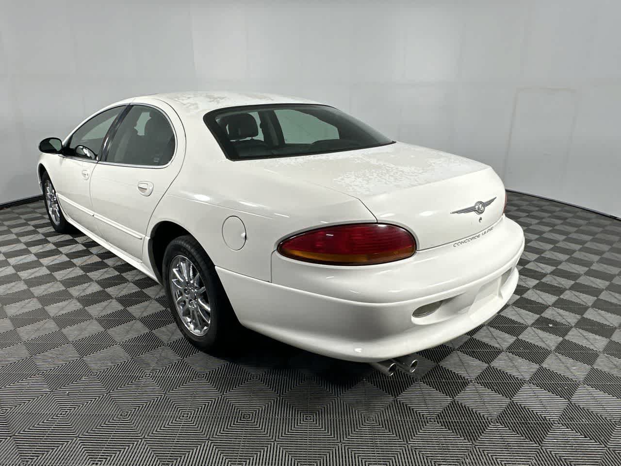 Used 2002 Chrysler Concorde Limited FWD image 6