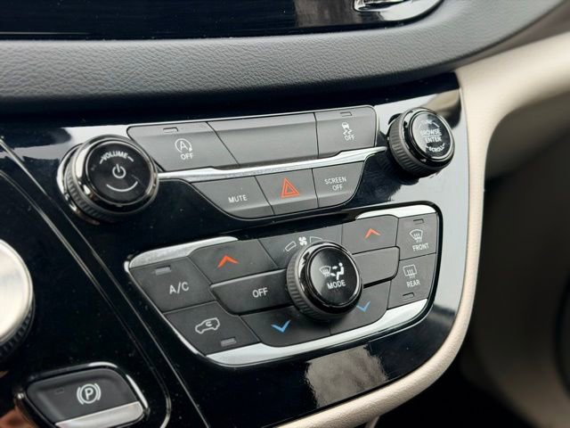 Used 2023 Chrysler Voyager LX image 16