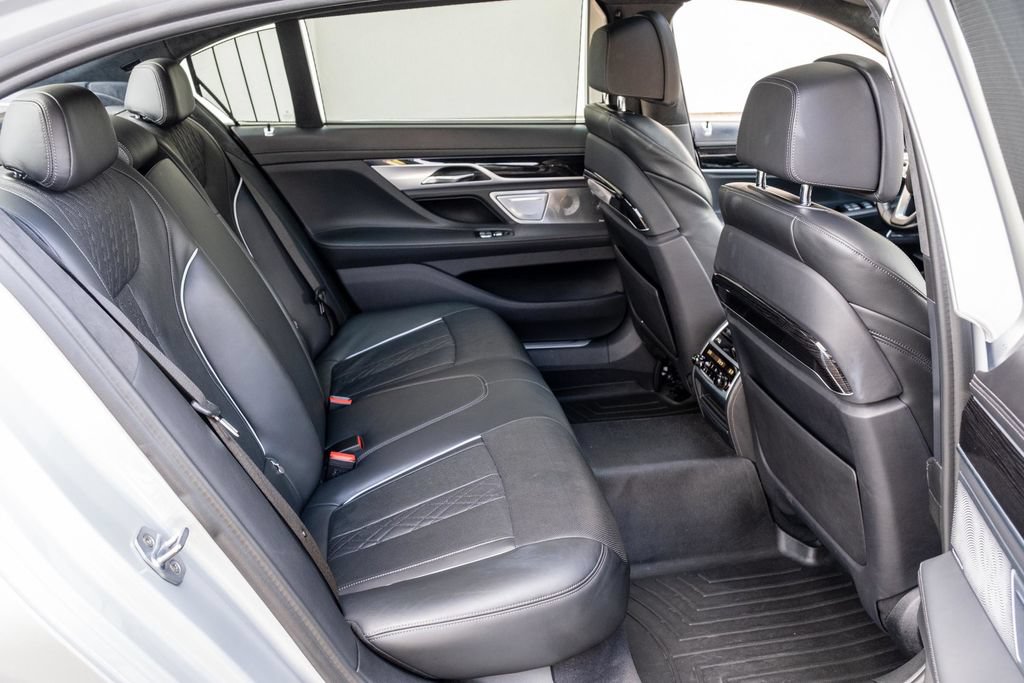Used 2019 BMW 750i w/ Executive Package RWD image 34