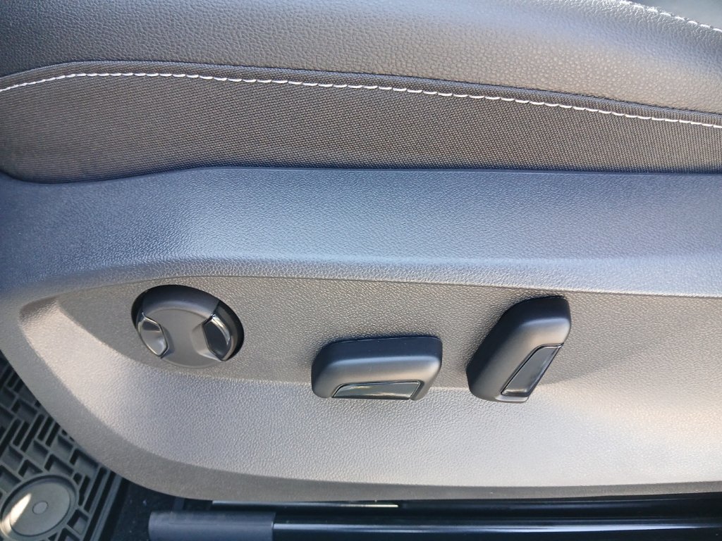 New 2027 Volkswagen Taos SE FWD image 11
