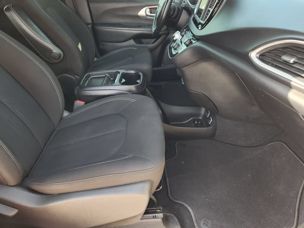 Used 2020 Chrysler Pacifica Touring w/ S Appearance Package FWD image 14