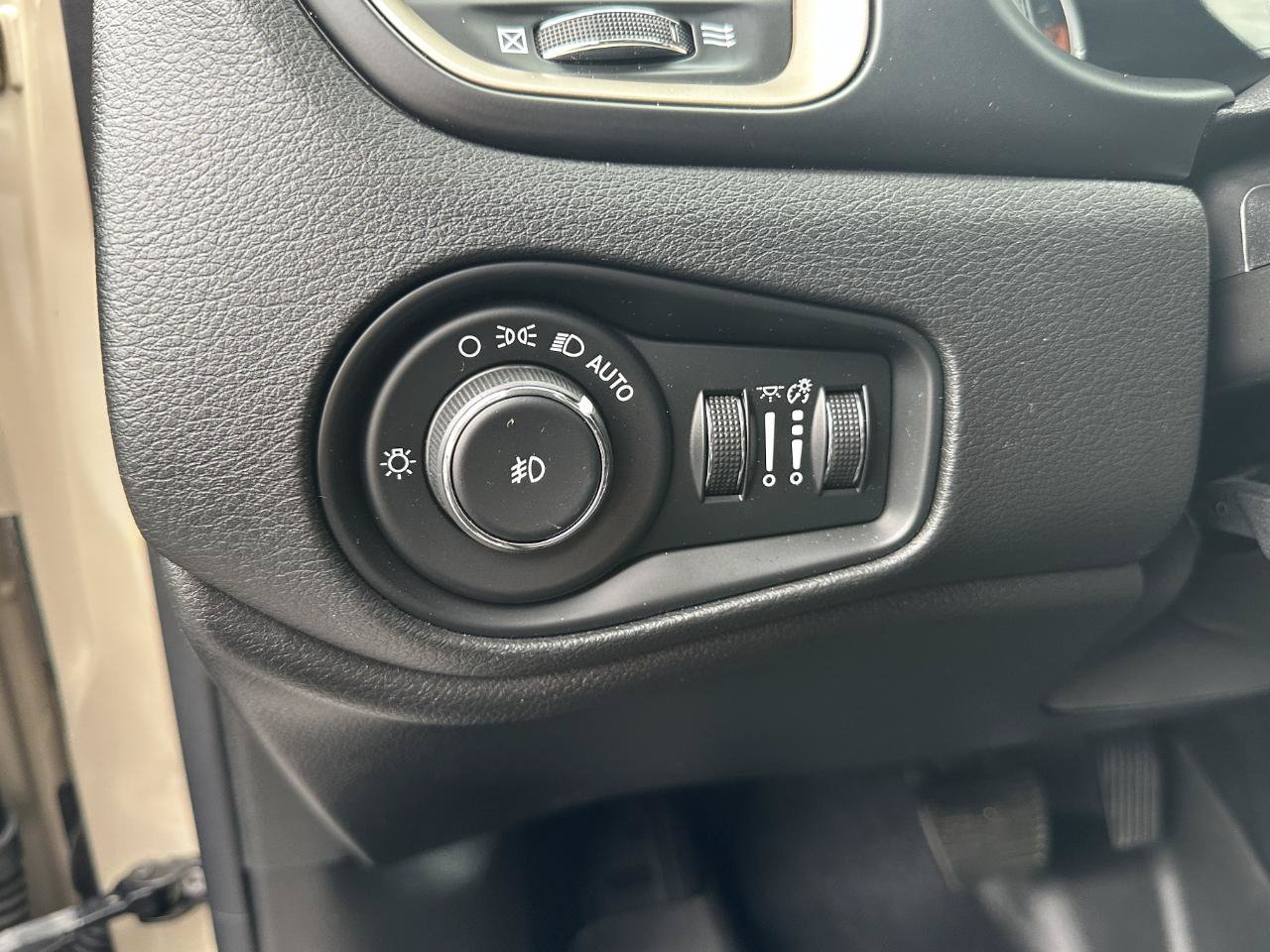 Used 2015 Jeep Renegade Limited AWD/4WD image 49