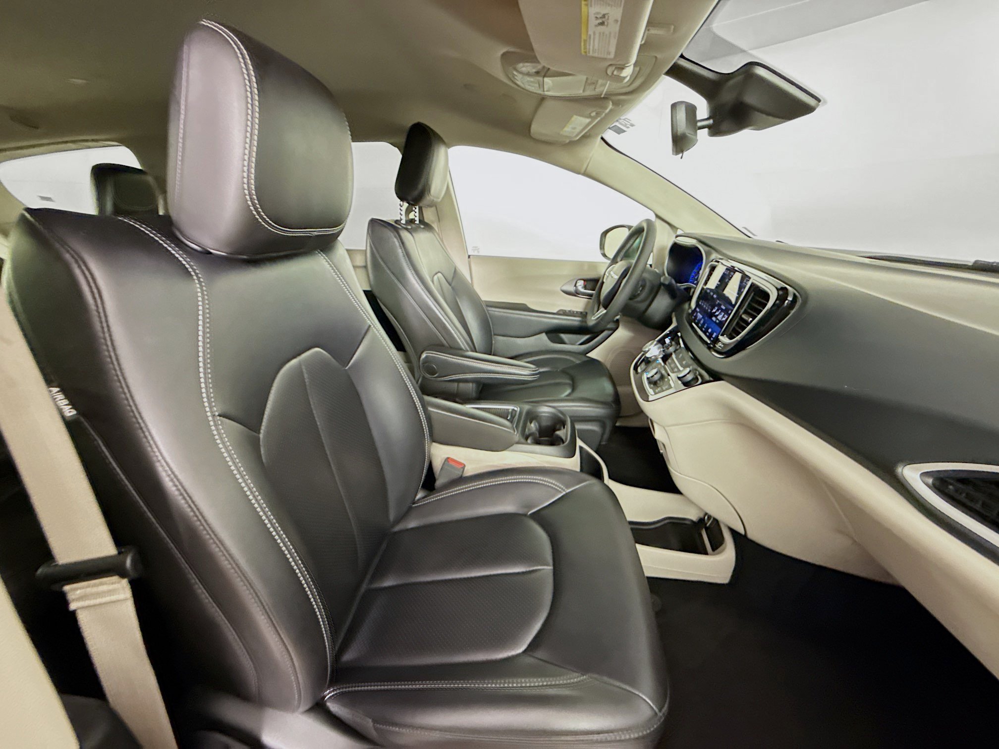Used 2023 Chrysler Pacifica Touring-L FWD image 36