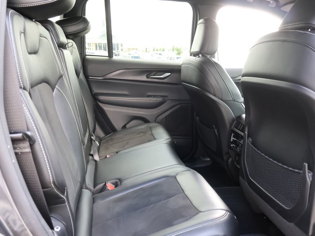 Used 2023 Jeep Grand Cherokee Altitude AWD/4WD image 12