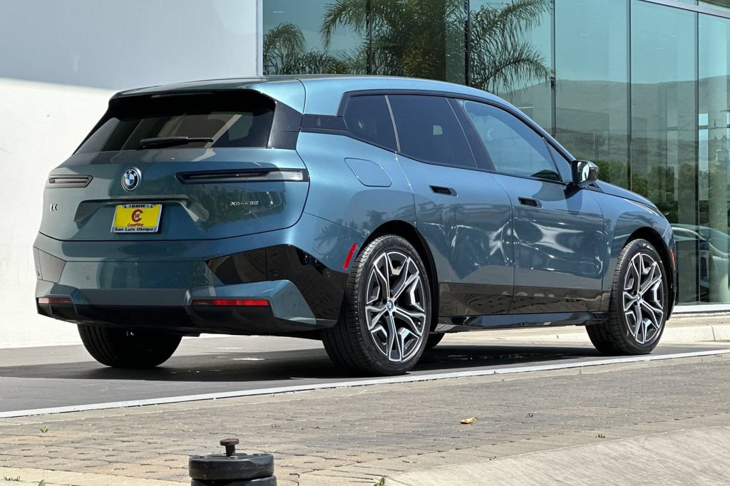 Used 2022 BMW iX xDrive50 w/ Premium Package AWD/4WD image 3
