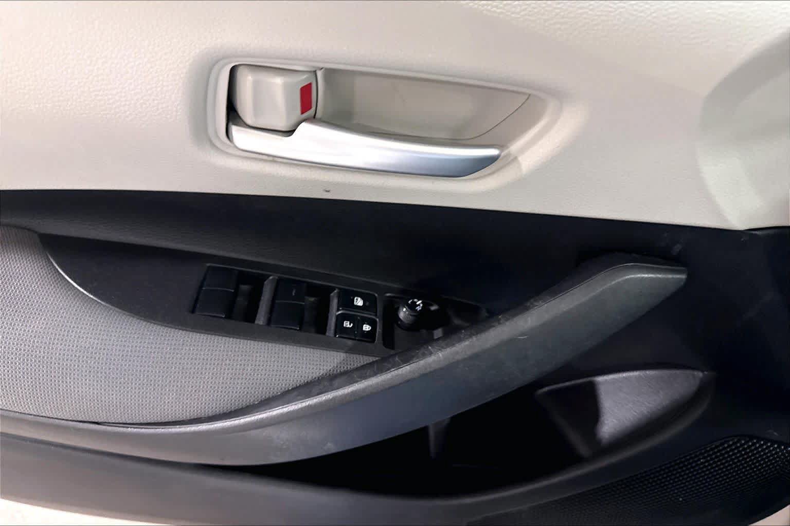 Used 2021 Toyota Corolla LE FWD image 33