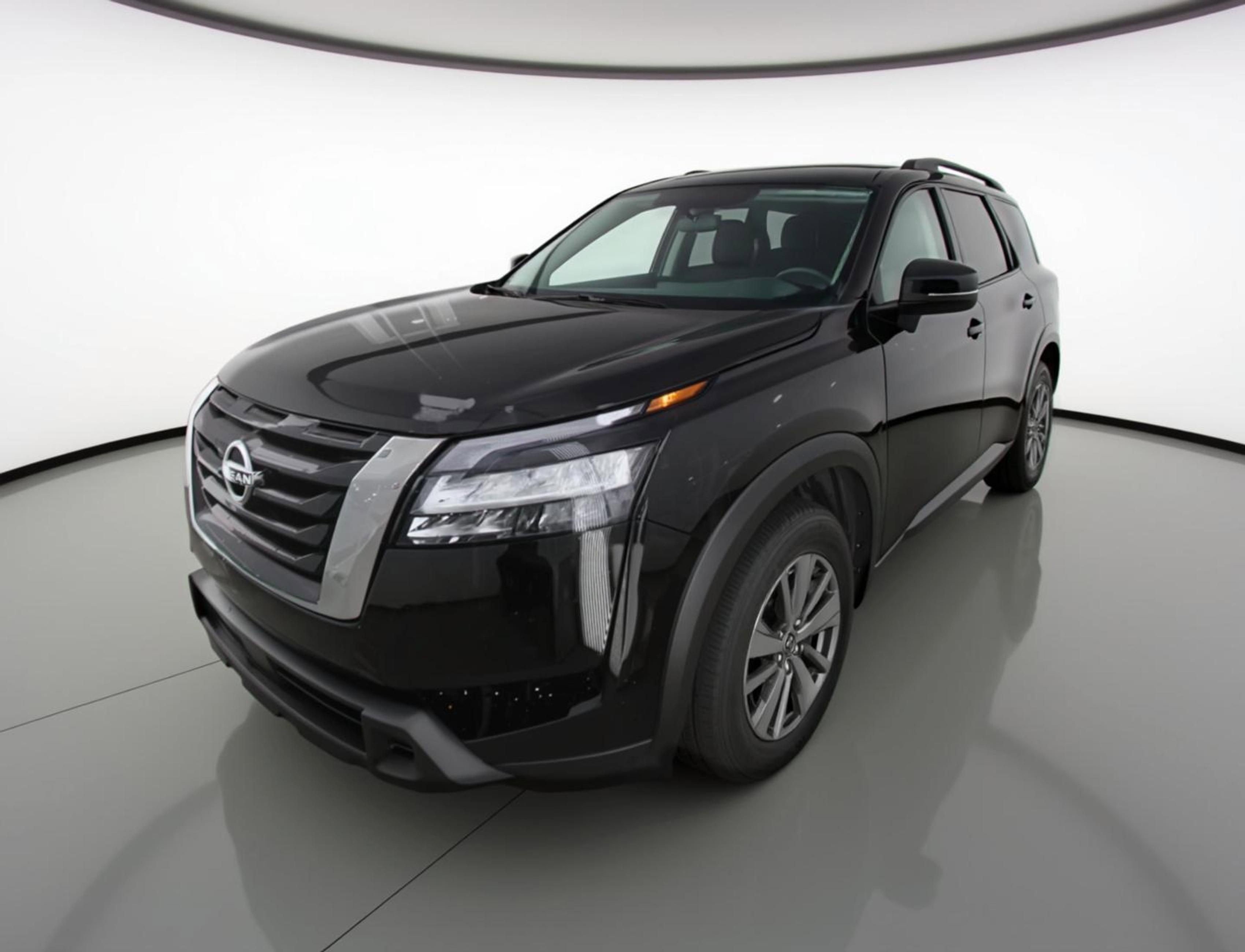 Used 2025 Nissan Pathfinder SV image 3