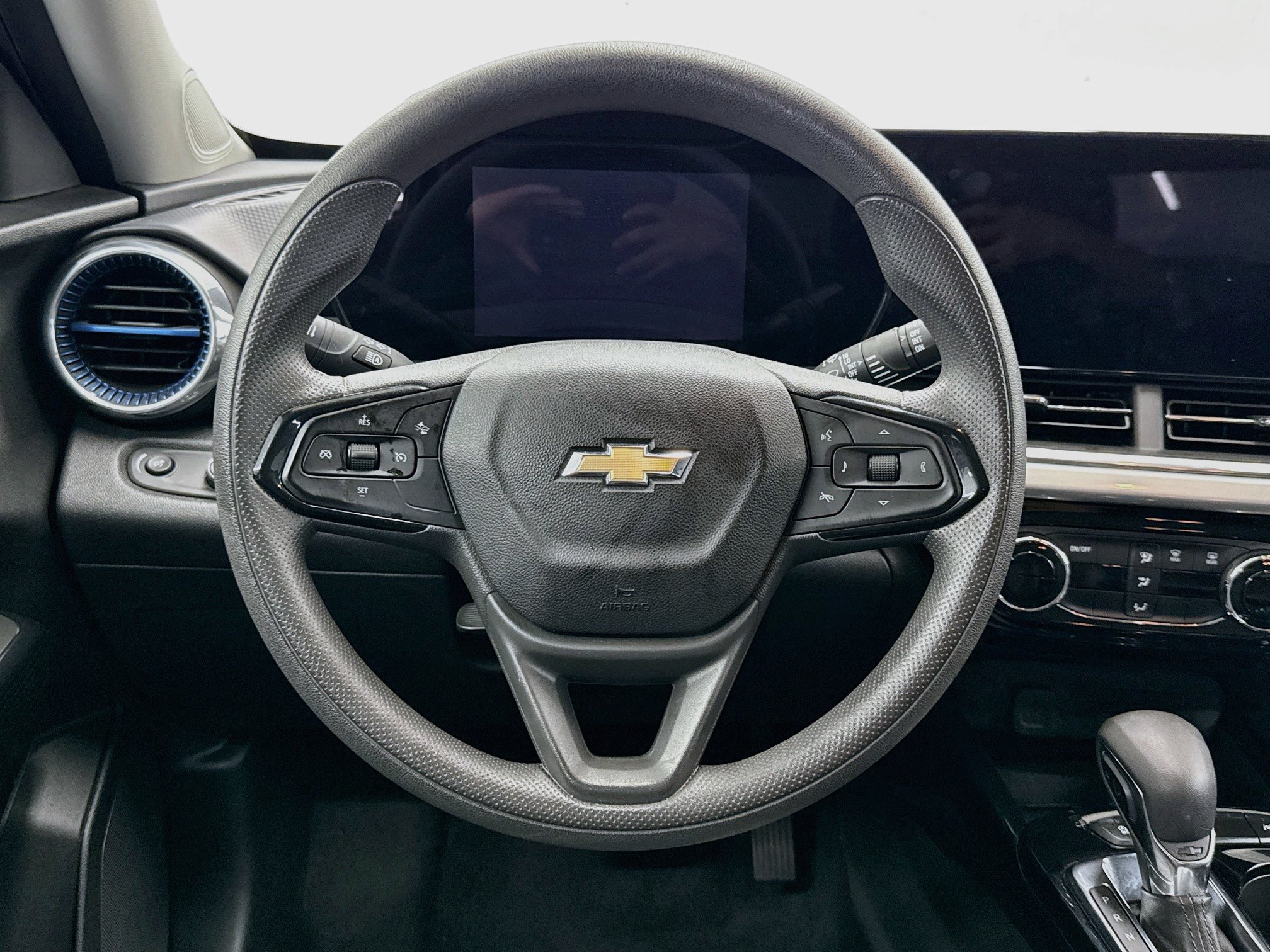 Used 2025 Chevrolet Trax LT FWD image 17
