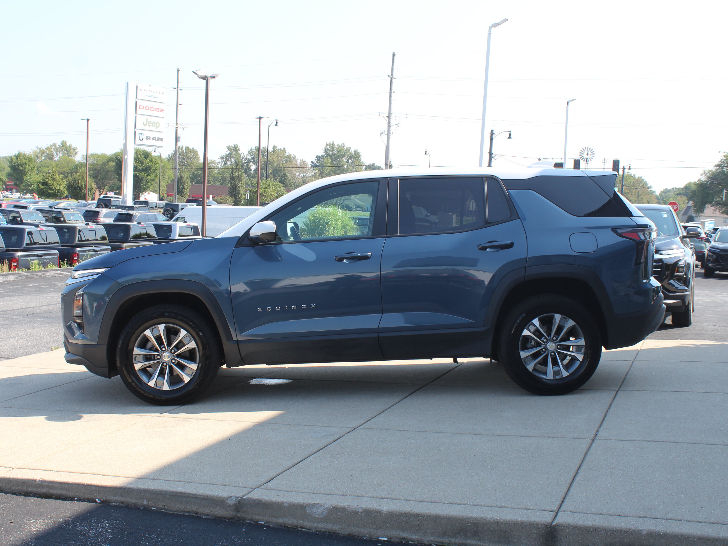 Used 2025 Chevrolet Equinox LT w/ Safety and Technology Package AWD/4WD image 9