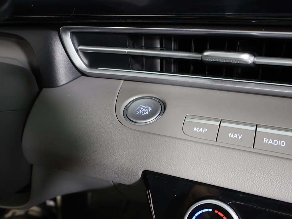 Used 2025 Hyundai Elantra SEL FWD image 41