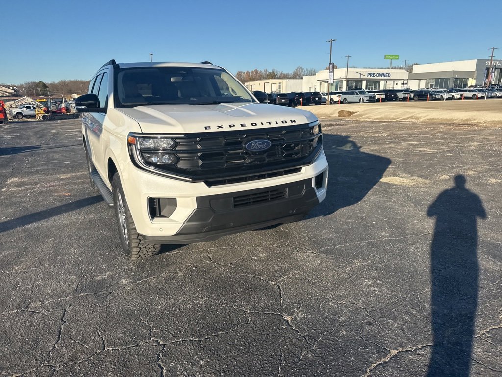 Used 2025 Ford Expedition Active image 2
