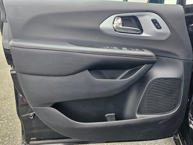 New 2026 Chrysler Pacifica Limited FWD image 26